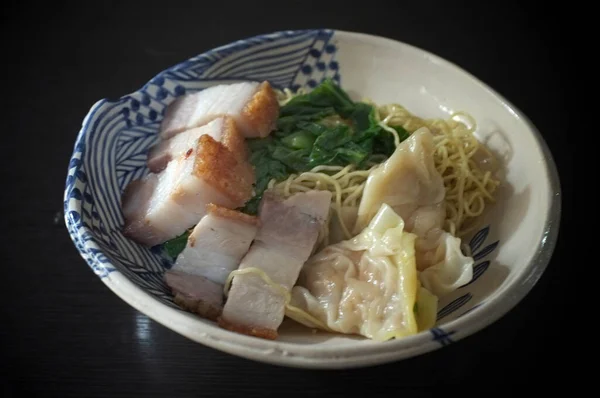 Egg Noodles Crispy Roast Belly Pork Wonton Dumplings Chinese Kale — Stock Photo, Image