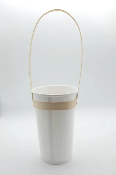 環境に優しい生分解性Rpaper飲料ガラス 竹ハンドル付 白い背景に隔離 — ストック写真