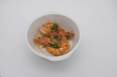 Beyaz arka planda sarımsaklı kızarmış karides.