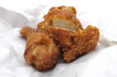 Beyaz kağıt üzerinde kızarmış tavuk.