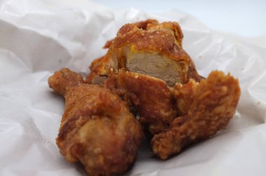 Beyaz kağıt üzerinde kızarmış tavuk.