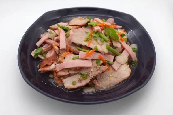 Salade Épicée Porc Rôti Sur Fond Blanc Cuisine Thaïlandaise — Photo