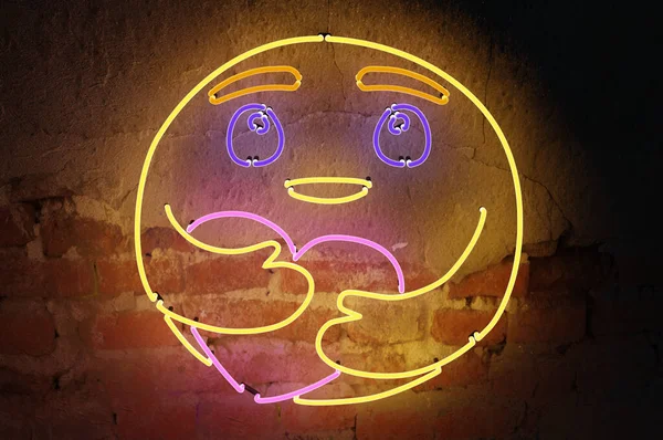 Görüntüleme Neon Tabela Arka Planı Care Emoji Tabelası Duvarda Asılı — Stok fotoğraf