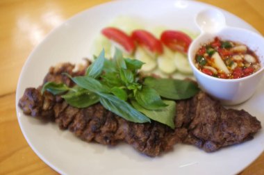 Jaew Sosu ile Domuz Omuzlu Biftek 