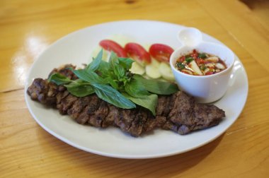 Jaew Sosu ile Domuz Omuzlu Biftek 