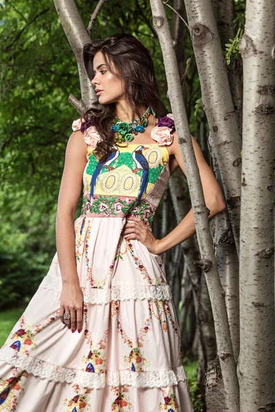 Portrait of a girl in the park in the summer. — Stock Photo, Image