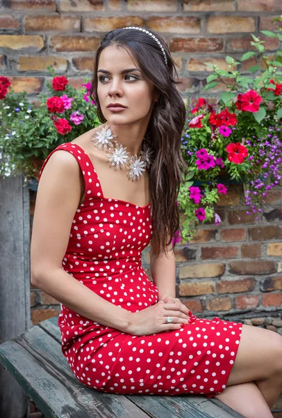 Zomer meisje in een rode jurk. — Stockfoto