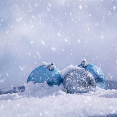 Noel topları beyaz kar üzerinde.