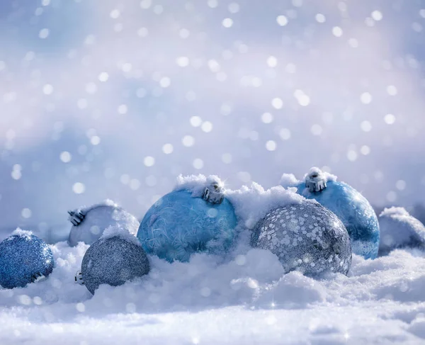 Kerstballen op de pluizige sneeuw. — Stockfoto