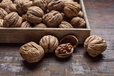 Eski masa üzerinde bir çekmecede ceviz.