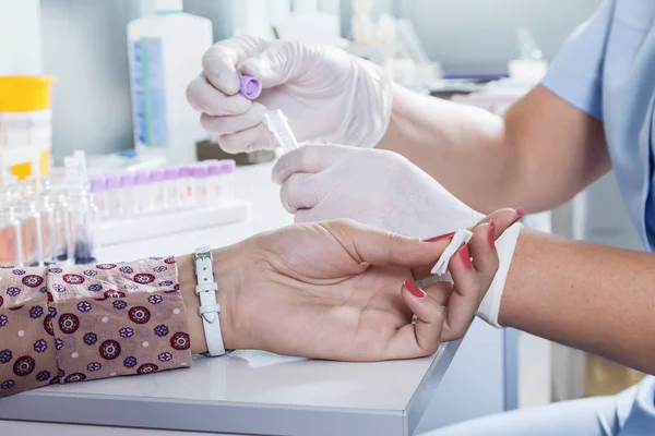 Hastanın kan örneği alarak hemşire ile laboratuvar.