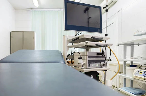 Utrustning och medicintekniska produkter i moderna operationssalen. Endoskopi. — Stockfoto