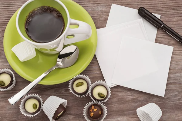 Café da manhã com chocolates e folhas de papel limpas para notas . — Fotografia de Stock