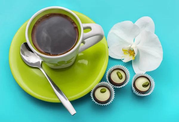 Koffie, zoetigheden en witte orchidee op blauw. — Stockfoto