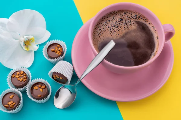 Snoep met noten en koffie. — Stockfoto
