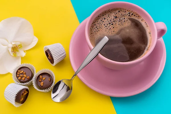 Koffie en chocolade met noten. — Stockfoto