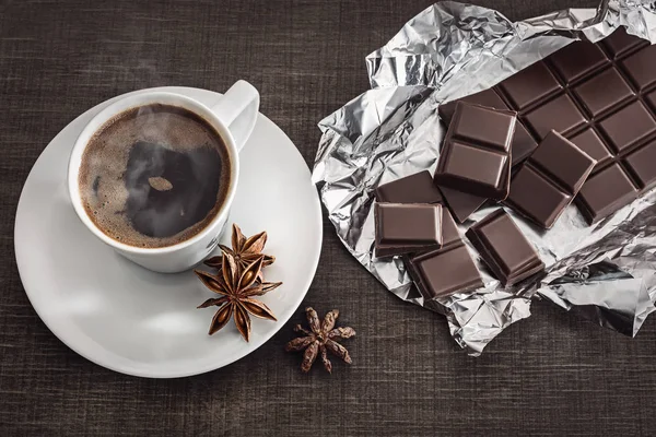 Koffie met anijs en chocolade. — Stockfoto