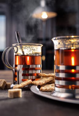 İki bardak sıcak çay.