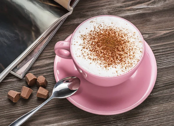 Tijdschriften, cappuccino en chocolade. — Stockfoto