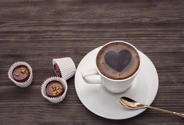 Tasse Kaffee mit Herzform auf Holztisch. — Stockfoto