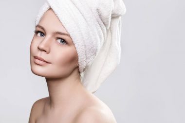 Kafasındaki bir havlu ile duş sonra kız