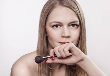 Kız makyaj için el fırça.