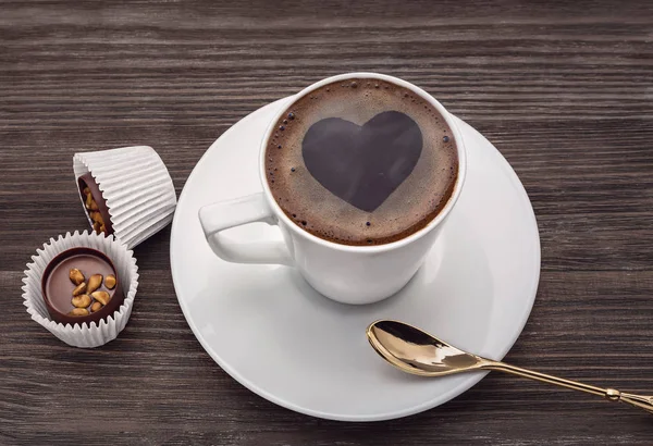 Een kopje koffie met schuim in de vorm van hart. — Stockfoto