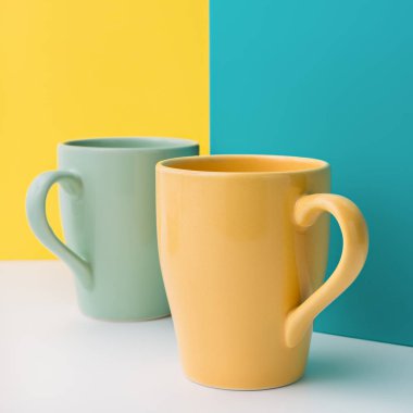 İki seramik kupalar ve kahve için daireler yakın çekim.