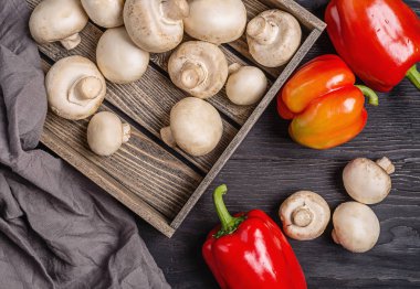 Mantar ve kırmızı biber.