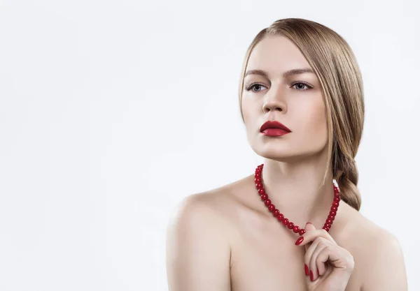 A confident optimist of European appearance with a red necklace around her neck. — Stock Photo, Image