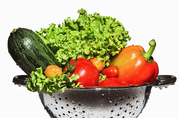 Zucchini, lettuce, bell pepper and tomatoes in a colander. — Stock Photo, Image