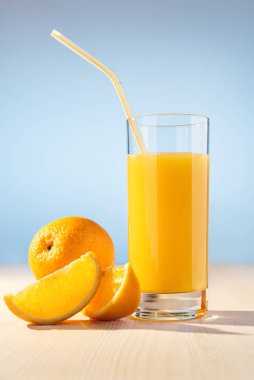 Bardakta portakal suyu.