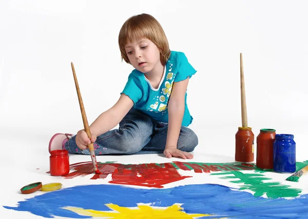 Criança bonito pequena pintura infantil com pincel e tintas coloridas . — Fotografia de Stock