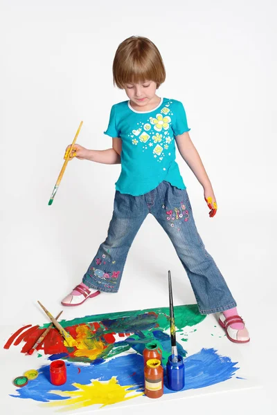 Schattig meisje leert schilderen, op witte achtergrond. — Stockfoto