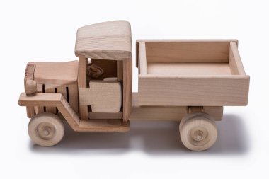 Eski model araba oyuncak beyaz arka plan üzerinde.