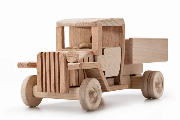 Modelo de madera de coche de carga retro sobre un fondo blanco . —  Fotos de Stock