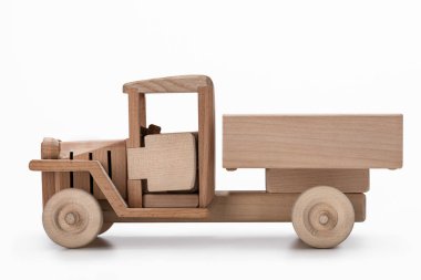 Ahşap kamyon yan izole üzerinde beyaz arka plan görüntülemek.