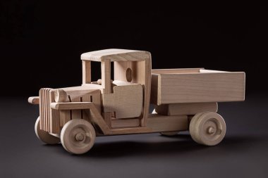 Siyah bir arka plan üzerinde izole kamyon ahşap yan görünüm.