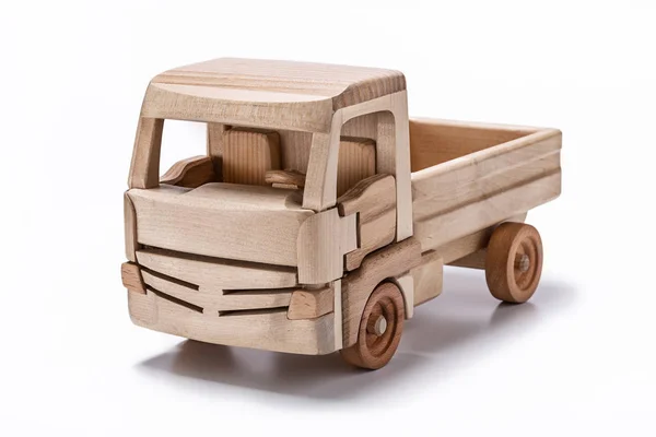 这辆卡车是木头的天然制成的玩具. — 图库照片