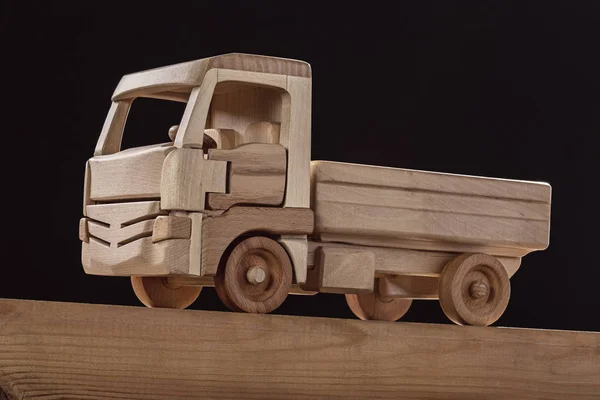 스튜디오에서 미니어처 나무 장난감 트럭 사진. — 스톡 사진