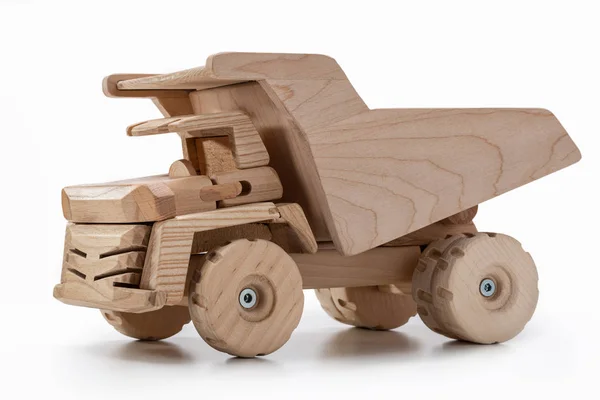 나무로 만든 덤프 트럭 장난감 자동차. — 스톡 사진