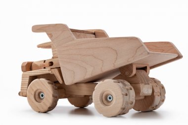 Tahtadan yapılmış Damper oyuncak araba.