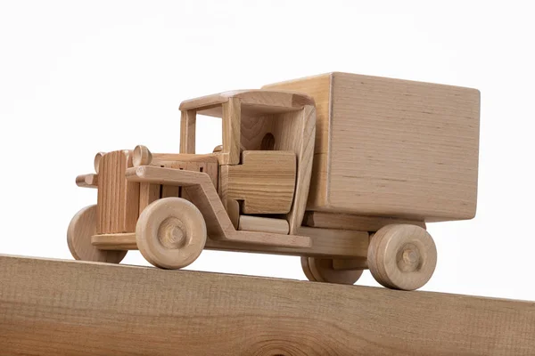 경사 나무 표면에 나무 오래 된 트럭의 모델. — 스톡 사진