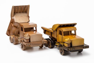 İki araba Damper ahşap oyuncak modeli, beyaz arka plan üzerinde izole.