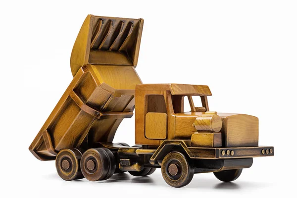 나무로 만든 덤프 트럭 노란색 장난감 자동차. — 스톡 사진
