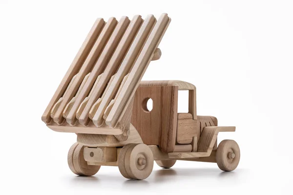 Jouets de combat automatique en bois sont faits à la main . — Photo