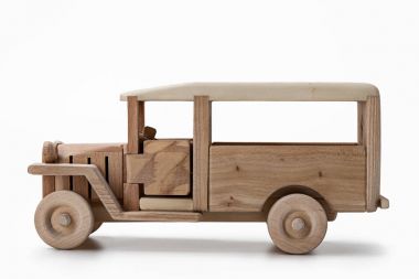 Vintage bir otobüs modeli, bir oyuncak ahşap, yan görünüm yaptı..