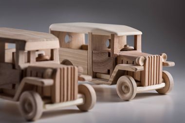 Minyatür ahşap retro otobüs stüdyo, yansıtma.