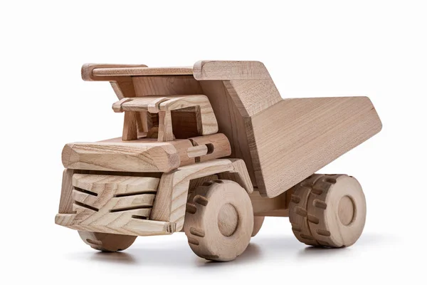 천연 나무로 만든 채 덤프 트럭의 모델. — 스톡 사진