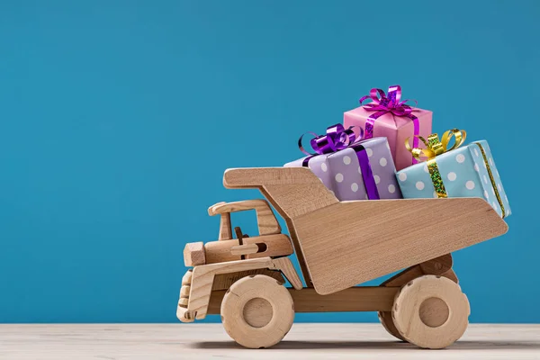 Hediye kutuları damperli kamyon.